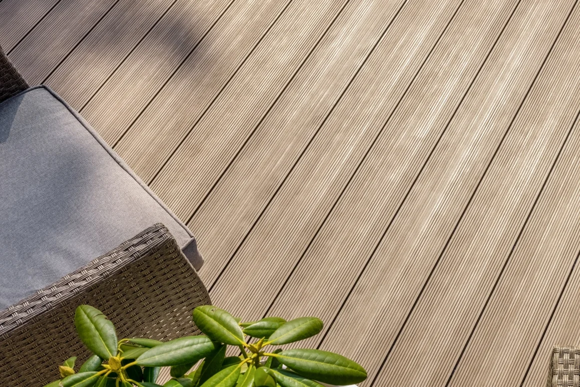 Terrasse mit WPC-Dielen und Gartenmöbeln